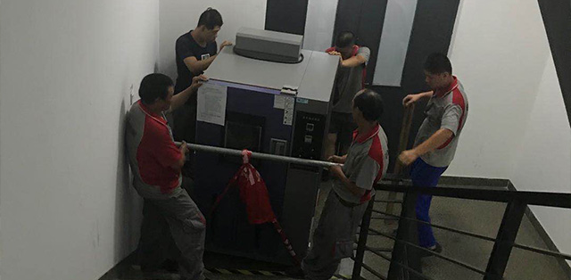 大型家具電器人工搬運(yùn)